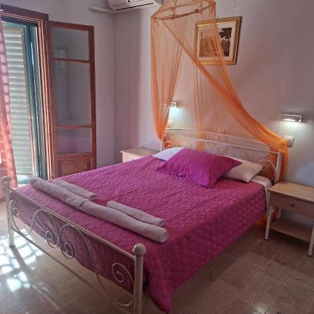 Feakes Apartments อาร์ริลลาส ภายนอก รูปภาพ